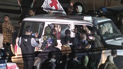 هدنة غزة 2025 .. حماس تسلم الدفعة الأولى من الأسرى الأسرائيليين للصليب الأحمر