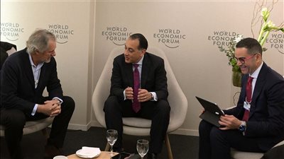 مدبولي يلتقي مدير أكسيونا إنيرجيا لبحث التعاون في تحلية المياه والطاقة المتجددة