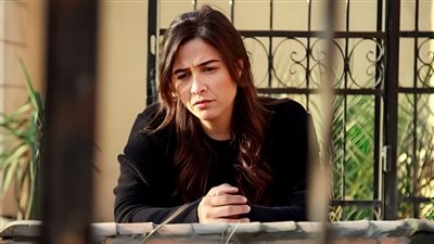 ما سبب عدم حضور ياسمين عبد العزيز عزاء والدها ؟.. شقيقها يجيب