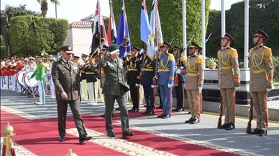 بالصور.. الفريق أحمد خليفة يلتقى قائد الحرس الوطني القبرصي 