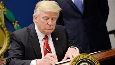 الرئيس الأمريكي يفتح النار على المتحولين جنسيًا ويمنعهم من الخدمة بالجيش