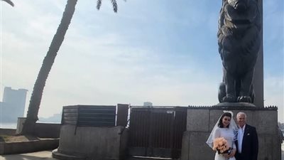 صور خطيب اروي جوده الإيطالي أثناء الاحتفال بعقد قرانهما أعلى كوبري قصر النيل