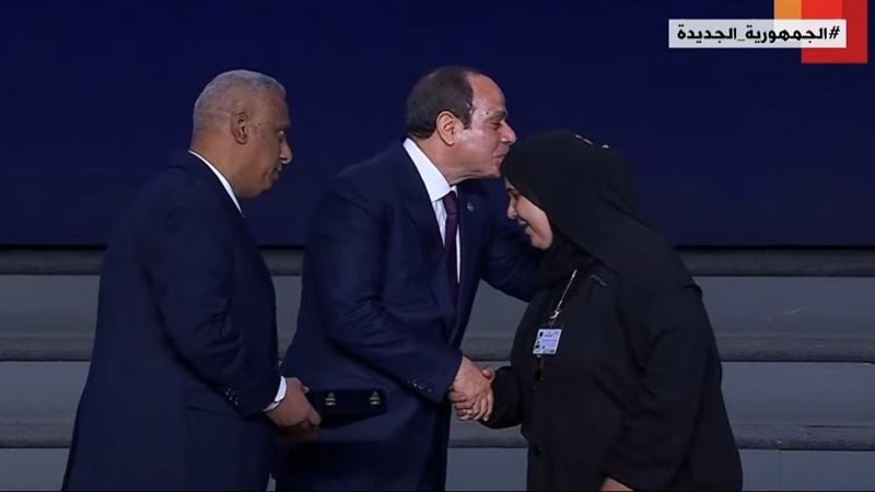 الرئيس السيسي يقبل