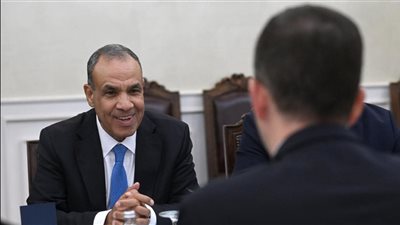 وزير الخارجية يبحث تعزيز التعاون مع نظيره الصربي في بلجراد
