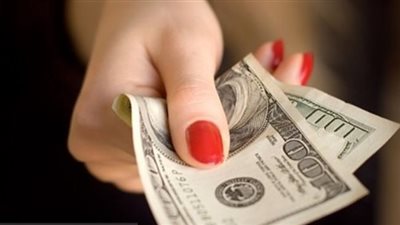 حكم تصرف الزوجة في مالها ومنحه للأهل دون إعلام الزوج .. الإفتاء تجيب|فيديو 