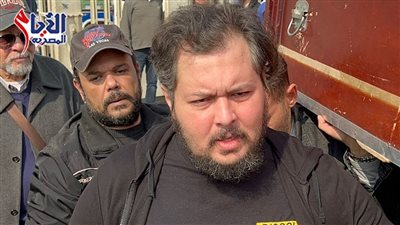 كريم سامي مغاوري .. لحظة وصول جثمان والدته لمسجد عمرو بن العاص (صور)