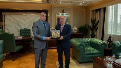 وزير الدولة للإنتاج الحربي يلتقي رئيس الهيئة الوطنية للصحافة لتعزيز التعاون المشترك