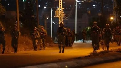 استشهاد فلسطيني أثناء اقتحام قوات الاحتلال منازل بـ الضفة الغربية