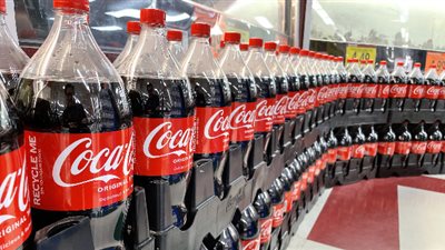 شركة كوكاكولا تسحب مشروباتها الغازية من الأسواق العالمية .. ما القصة؟