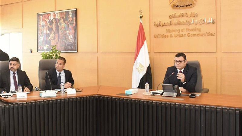 وزير الإسكان يتابع