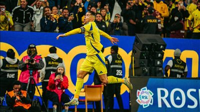 شاهد احتفال رونالدو بهدفه الأول في سن الأربعين .. رقصة خليجية (فيديو)