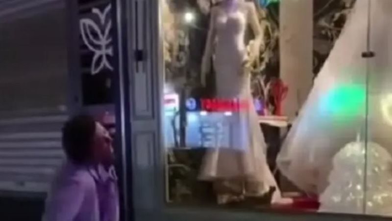 فتاة تغني أمام فستان