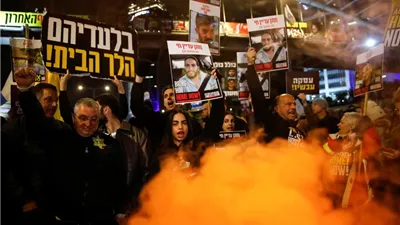 عائلات المحتجزين فى غزة تغلق الطريق الرئيسى المؤدى إلى القدس المحتلة (فيديو)