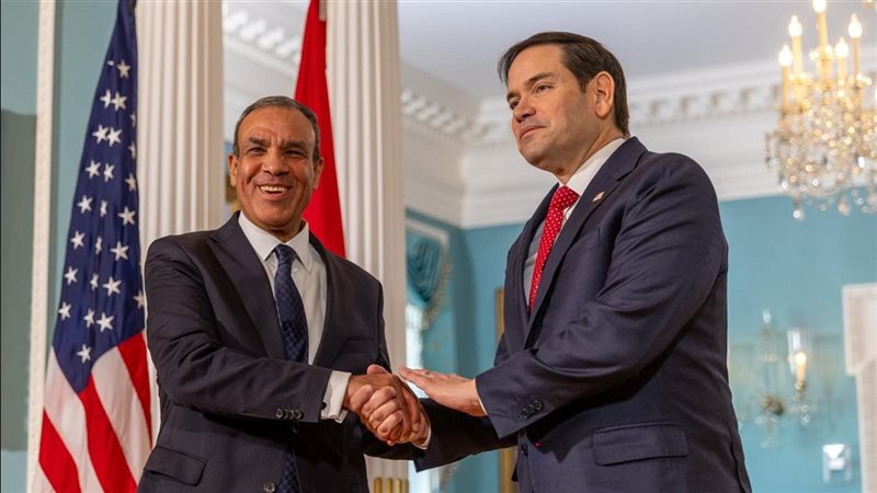 وزير الخارجية مع