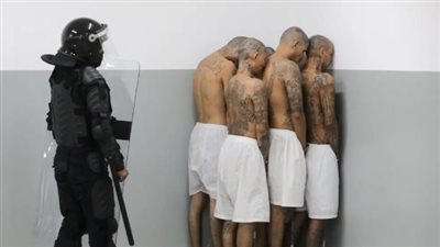 على غرار سجن أبو غريب.. ترامب يعذب 15000 مهاجر من الولايات المتحدة داخل سجن السلفادور| صور