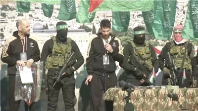 الفصائل الفلسطينية تسلم 3 رهائن إسرائيليين.. ماذا قال الأسرى المفرج عنهم اليوم؟