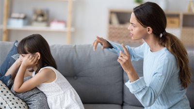 كيفية التعامل مع الطفل العنيد في عمر 10 سنوات .. 7 أساليب لكسب ثقة ابنائك