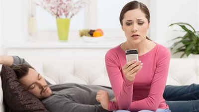 هل يجوز للزوج التجسس على هاتف زوجته.. الإفتاء توضح