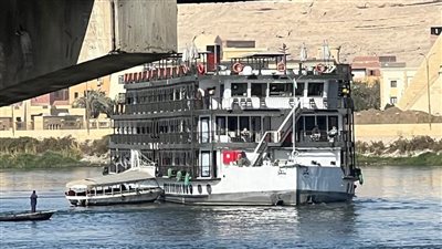 بدء عملية تعويم باخرة سياحية شحطت في نهر النيل بمحافظة المنيا |فيديو