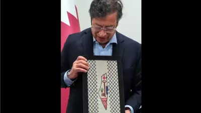 الرئيس الكولومبي يلتقط صورة مع خريطة دولة فلسطين بعد زيارة أطفال غزة (فيديو)