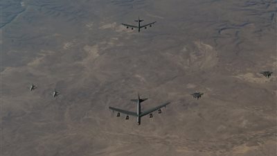 سر تحليق قاذفات بي-52 الأمريكية فوق 9 دول بالشرق الأوسط 