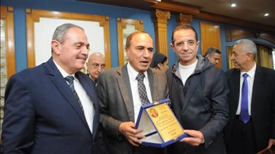 هيثم طوالة يمنح عبد المحسن سلامة درع 