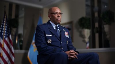 سبب إقالة رئيس هيئة الأركان الأمريكية المشتركة.. الصحف: انقلابًا على التقليد العسكري