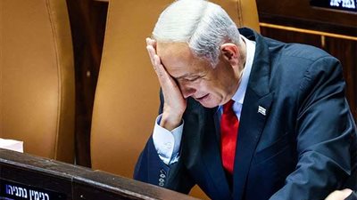  ابن نتنياهو يصفح والده 