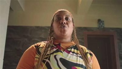 من هي الخادمة النيجيرية مدينة في مسلسل أشغال شقة جدا؟