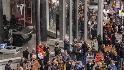 معارض تسلا تشهد احتجاجات ضد إيلون ماسك وترامب.. والشرطة تعتقل المتظاهرين