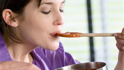 ما حكم تذوق الطعام للصائم دون ابتلاع شيء منه.. ماذا قال الفقهاء؟