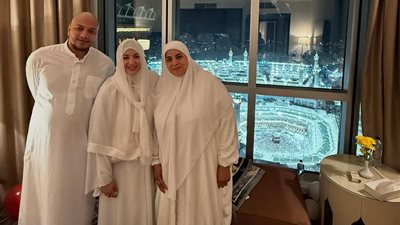 منى فاروق تؤدي مناسك عمرة رمضان برفقة أسرتها.. شاهد الصور الأولى  