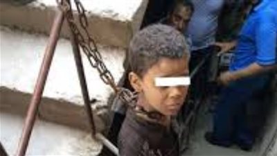 واقعة سائق بولاق الدكرور اليوم.. أب يقيد طفليه بالسلاسل الحديد من الرقبة