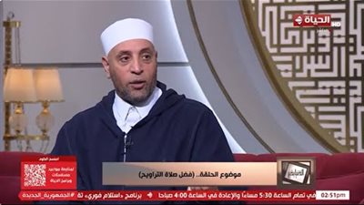هل يجوز قراءة القرآن من المصحف أثناء الصلاة.. داعية يجيب (فيديو)