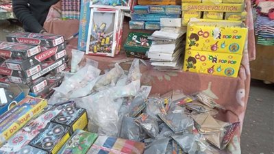 حملات موسعة في حي إمبابة تصادر 1500 وحدة ألعاب نارية