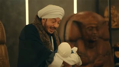 مسلسل حكيم باشا الحلقه 10.. مصطفى شعبان يورث ابنه مغارة علي بابا|فيديو