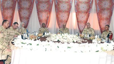 بالصور.. رئيس الأركان يتناول وجبة الإفطار مع مقاتلي هيئة الإمداد والتموين