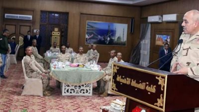 الفريق أحمد خليفة يتناول الإفطار مع أعضاء هيئة تدريس وطلبة كلية الضباط الإحتياط