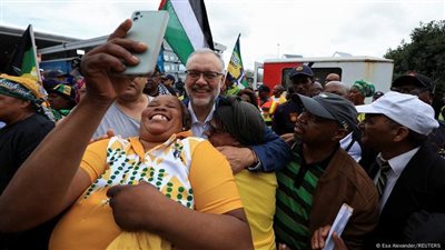 شاهد|استقبال حار للسفير جنوب أفريقيا بعد طرده من الولايات المتحدة