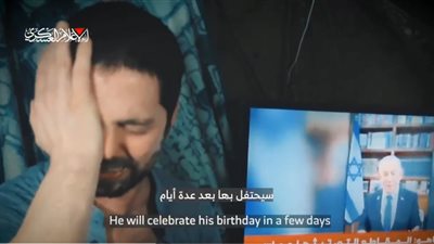 أسير إسرائيلي يرفض مزاعم نتنياهو بأن الضغط العسكري السبيل الوحيد لإطلاق سراحه