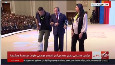 ساند أحد المصابين وحمل عكازه .. لفتة إنسانية من الرئيس السيسي خلال احتفالية عيد الفطر