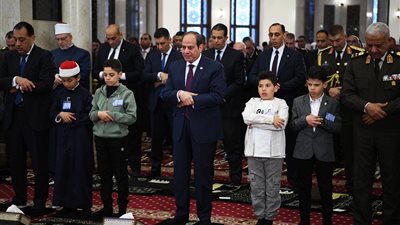 الرئيس السيسي يؤدي صلاة عيد الفطر بمسجد المشير طنطاوي في التجمع الخامس (صور)