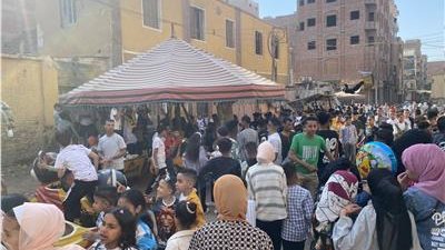 فرحة العيد في مصر .. الآلاف يتوافدون على الحدائق والمنتزهات والشواطئ
