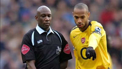 أول حكم أسود في الدوري الإنجليزي الممتاز.. يتعلم المشي بكرسي متحرك!