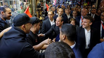 مواطن يعبر عن فرحته لرؤية الرئيس السيسي بخان الخليلي: 