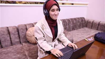 وزارة الاتصالات تسلم طالبة 