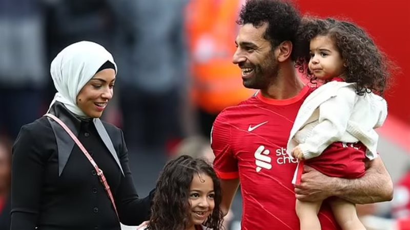 عقد محمد صلاح بـ