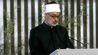 الحبيب الجفري يحاول تقبيل يد مفتي الجمهورية وتصرف غير متوقع من الأخير.. ما القصة؟