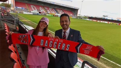 يوتيوبر مصري يستحوذ على حصة في نادي بريطاني لكرة القدم.. ما القصة؟