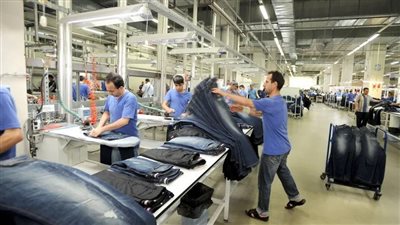 هل تقضي صناعة الملابس الجاهزة على البطالة في مصر؟.. رئيس الشعبة يكشف مفاجأة 